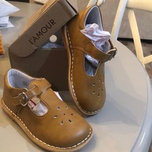 New. Spicy mustard color. Size 9. L’amour